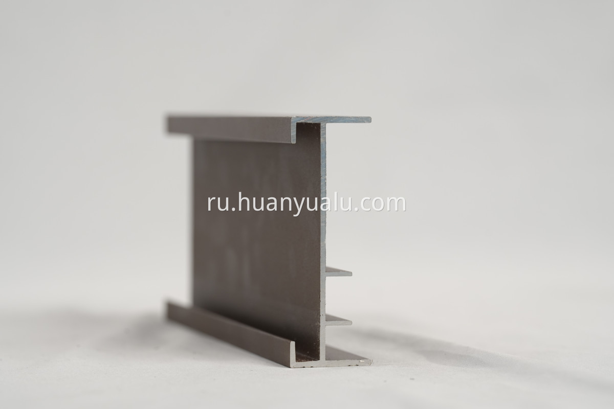 Окрашенные дверь и профили окна распылителя Spray painted door and window profiles